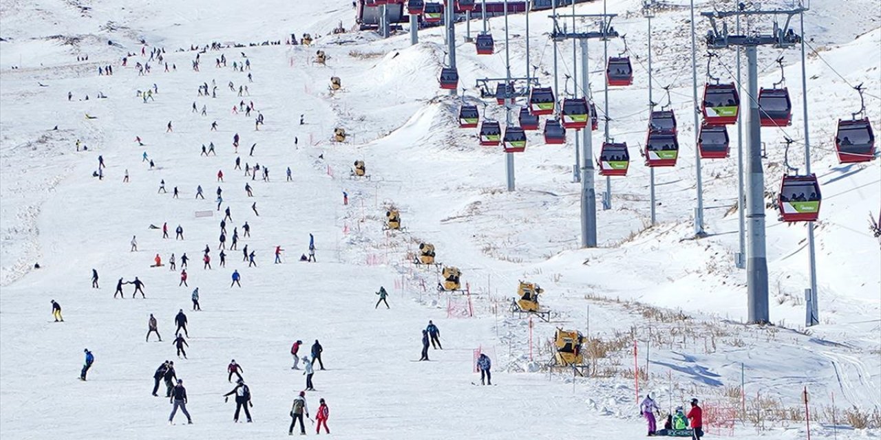 Erciyes Kayak Merkezi, Yeni Yılın İlk Gününde 110 Bin Ziyaretçiyi Ağırladı