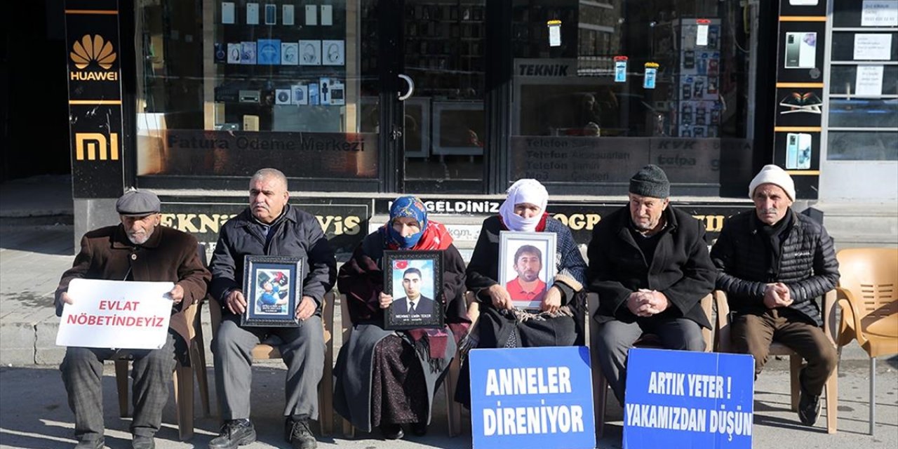 Muşlu Aileler Dem Parti Binası Önündeki "Evlat Nöbeti"ni Sürdürdü
