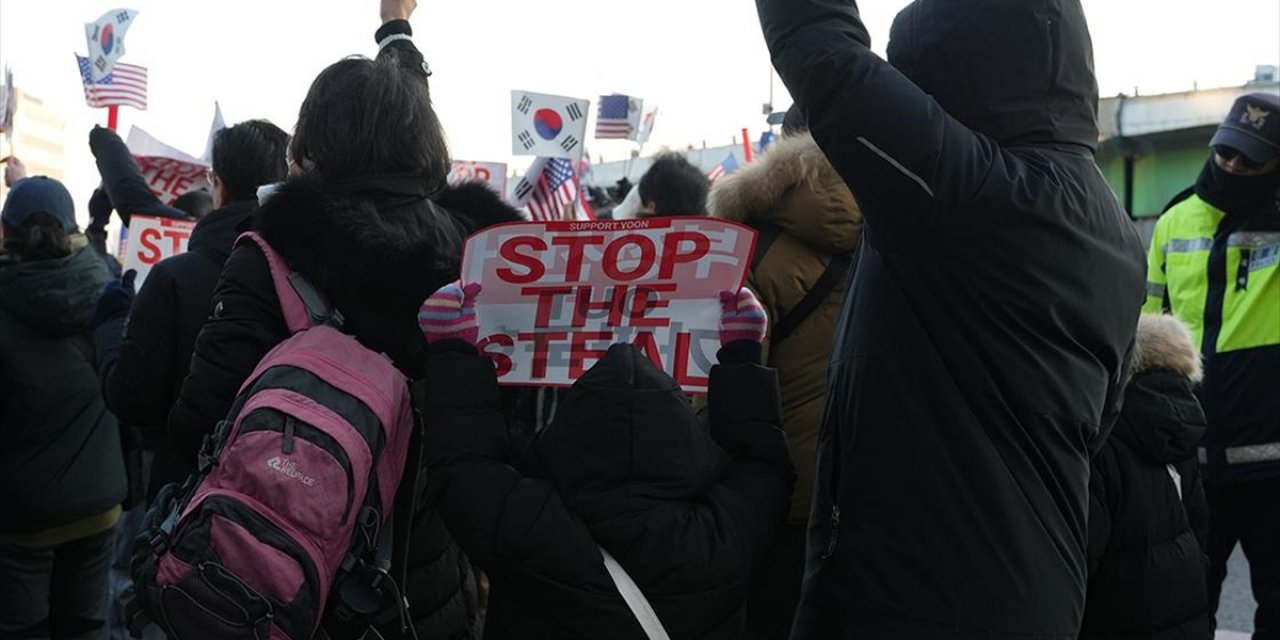 Güney Kore'de Görevinden Uzaklaştırılan Yoon'un Destekçileri Gösteri Düzenledi