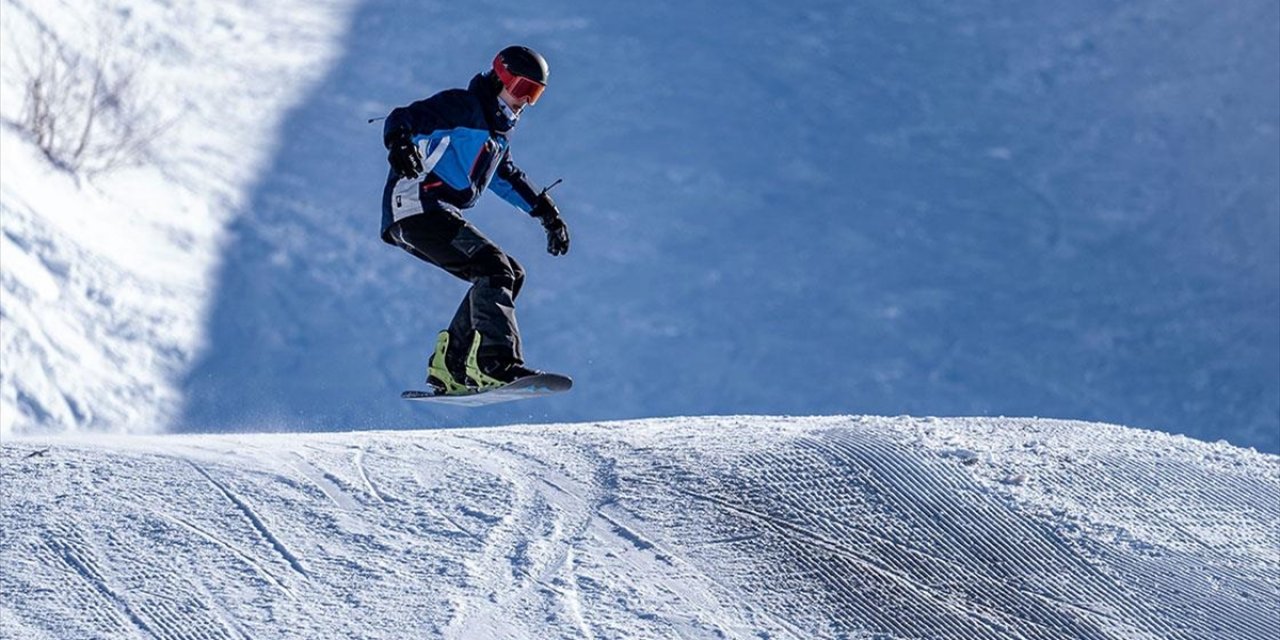 Kar Kalınlığının 122 Santimetreye Ulaştığı Palandöken'de Hafta İçi de Yoğunluk Yaşanıyor