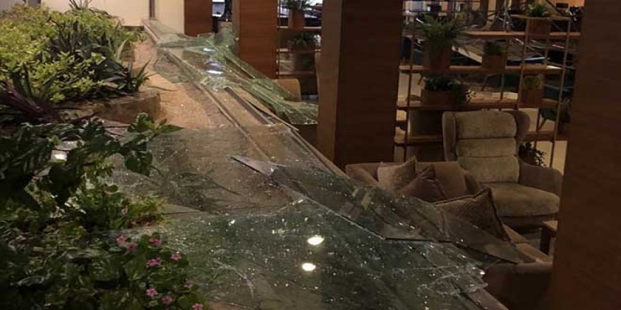 KKTC'de Askeri Cephanelikte Patlama, 2 Bin Turistler Mahsur Kaldı