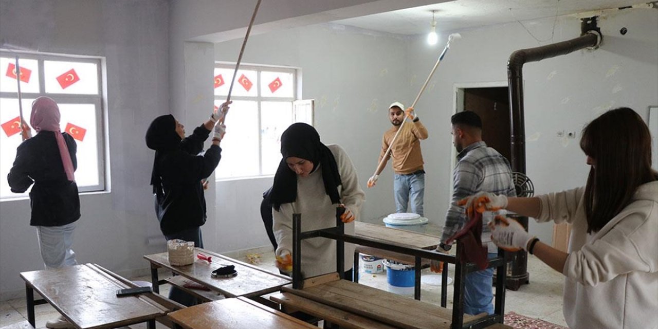 Siirt'te Öğretmenler ve Üniversite Öğrencileri Köy Okullarını Güzelleştiriyor