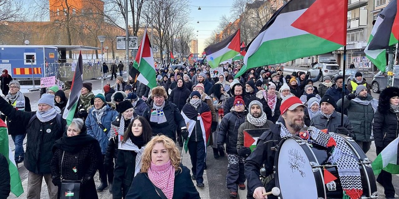 İsveç'te Yüzlerce Kişi İsrail'i Protesto Etti