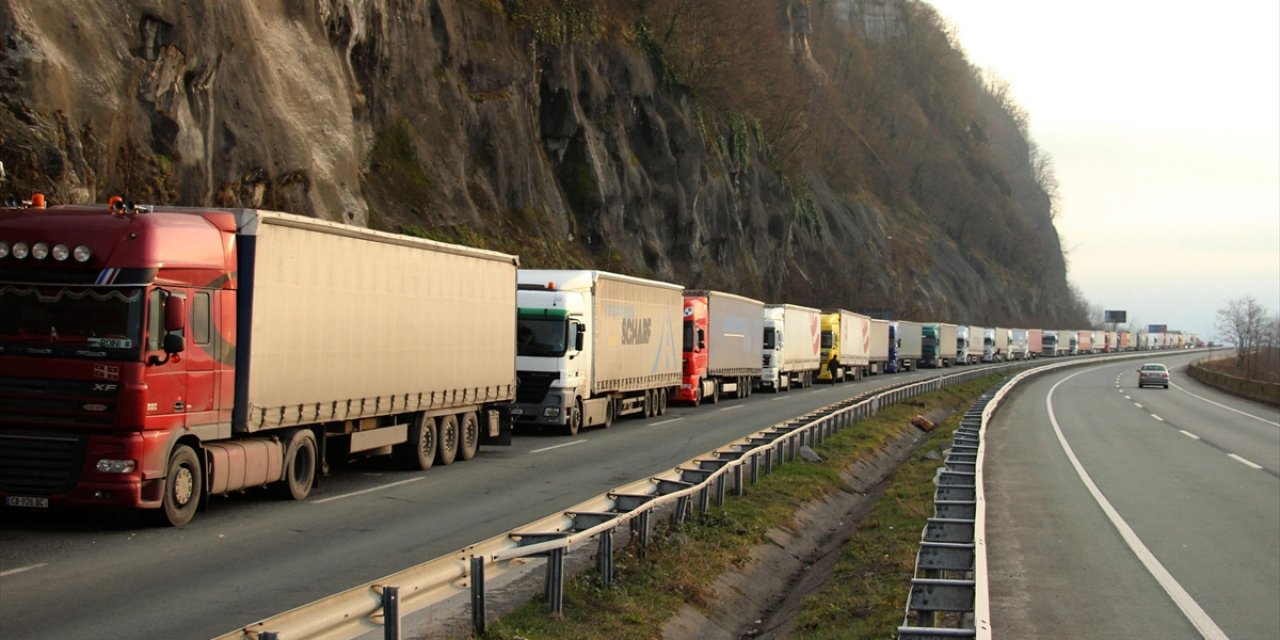 Sarp Sınır Kapısı'nda Tır Geçişleri 25 Aralık'ta 1430'a Ulaşarak Rekor Kırdı