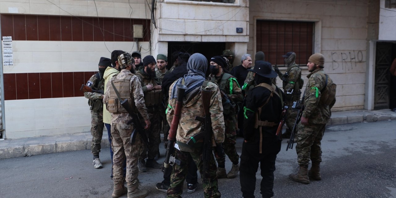 Humus'ta Silahlarını Teslim Etmeyen Devrik Rejimin Askerlerine Yönelik Operasyonlar Sürüyor