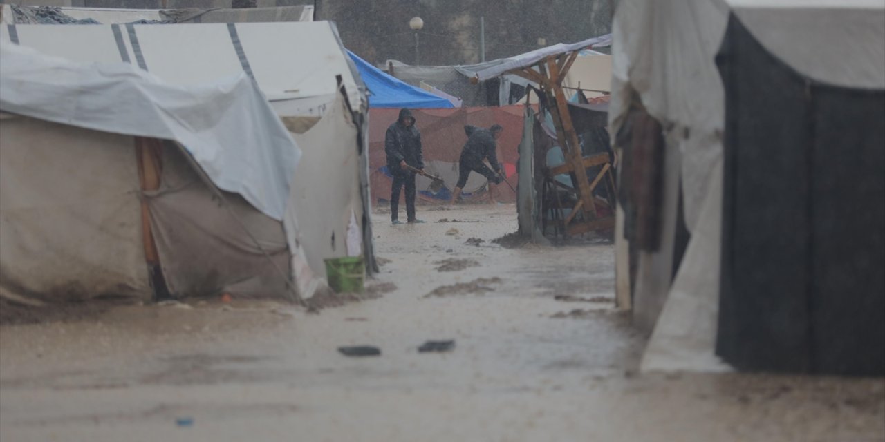 İsrail'in Saldırıları Altındaki Gazzeliler, Şiddetli Soğuklarda Hayatta Kalma Mücadelesi Veriyor