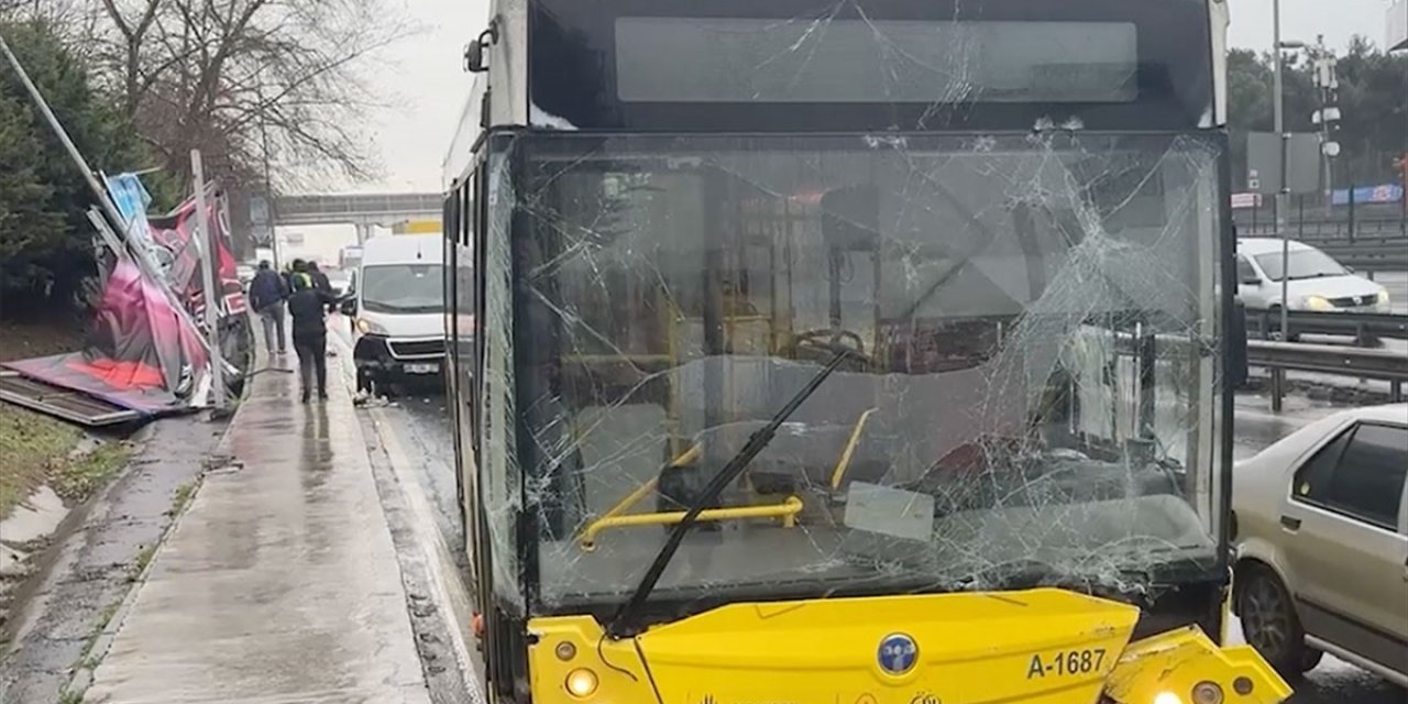 Bahçelievler'de Kontrolden Çıkan İett Otobüsü Aydınlatma Direği İle Reklam Panosuna Çarptı