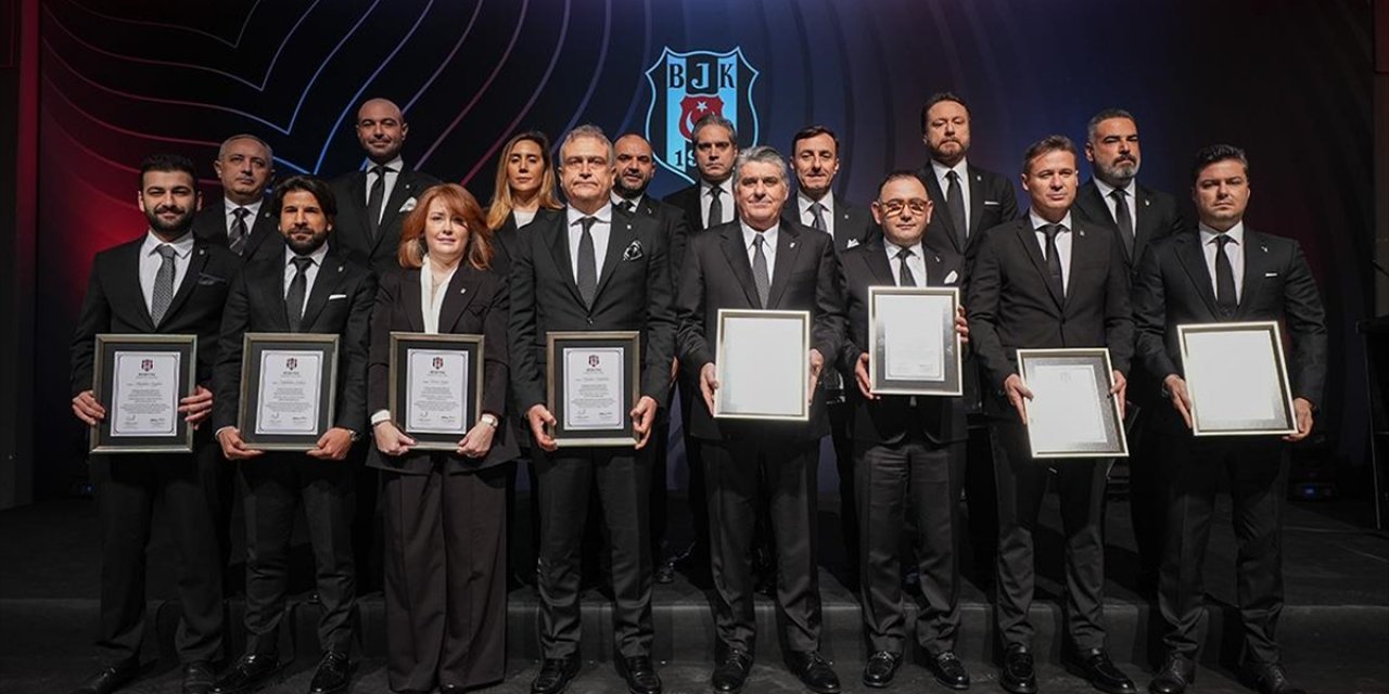 Beşiktaş'ta Başkanlığa Seçilen Serdal Adalı ve Yönetimi, Mazbatalarını Aldı