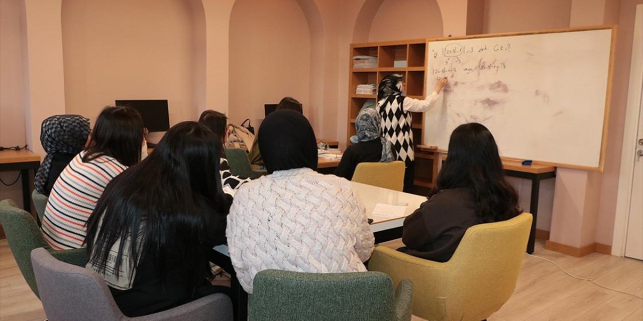 Kırsaldaki Dezavantajlı Kızlar, Gönüllü Öğretmenlerle Üniversite Sınavına Hazırlanıyor