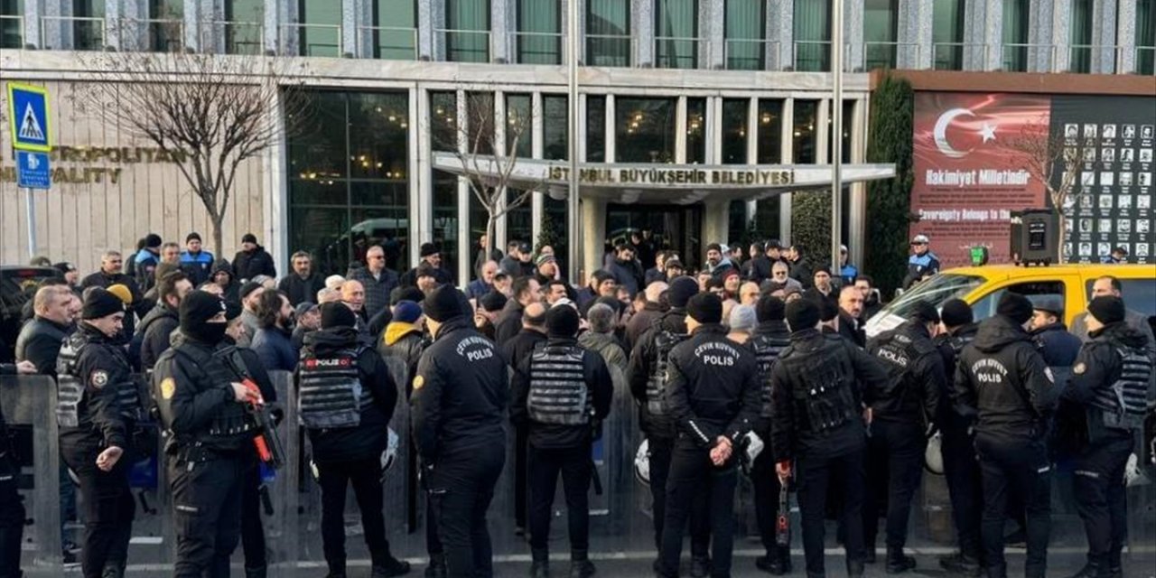 Minibüsleri 8+1 Taksiye Dönüştürülen Esnaftan İBB Önünde Eylem