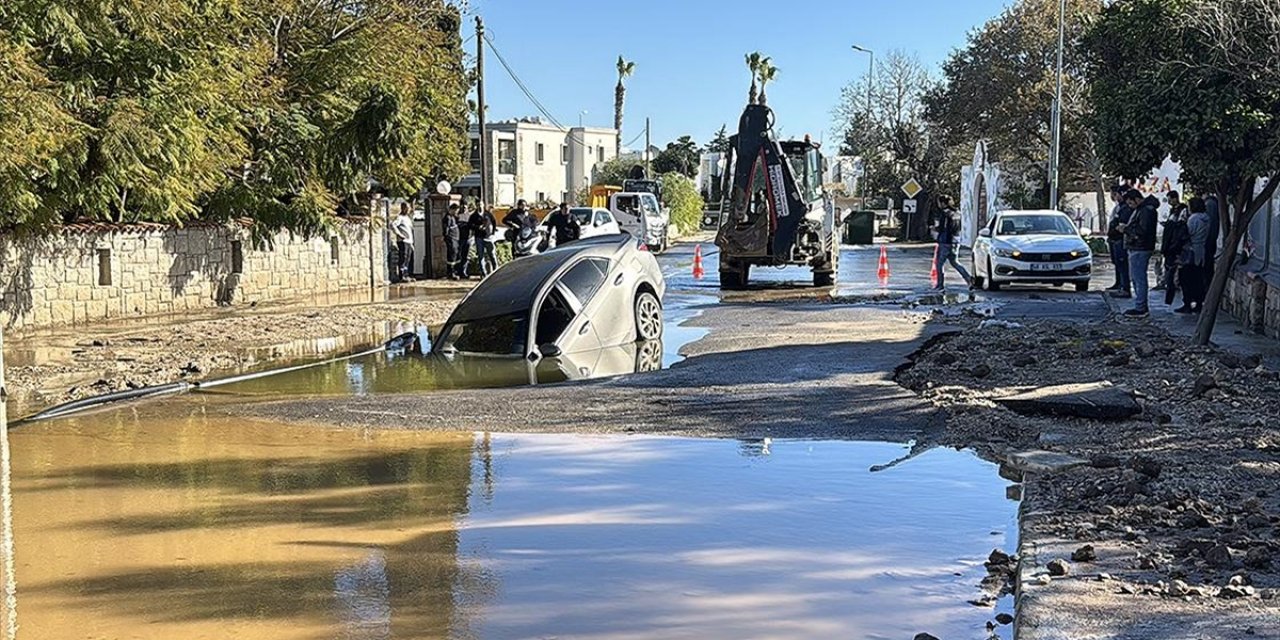 Bodrum'da İçme Suyu Hattının Patlamasıyla Oluşan Çukura Düşen Otomobil Sürücüsü Kurtarıldı