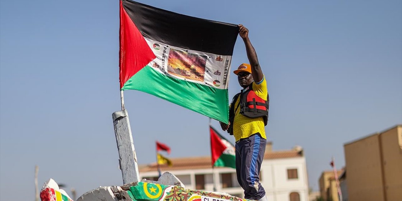 Senegalli Balıkçı, Teknesine Astığı Filistin Bayrağıyla Gazze'deki Soykırıma Dikkati Çekmek İstiyor