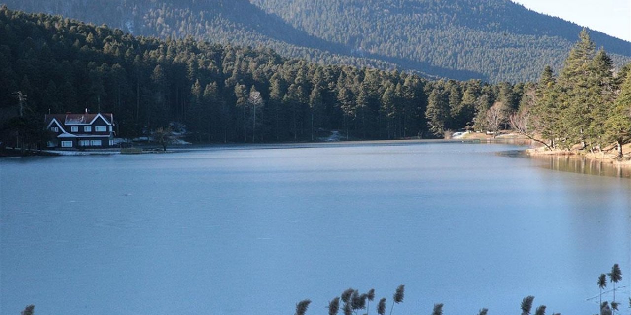 Gölcük Tabiat Parkı'ndaki Gölün Yüzeyi Buz Tuttu