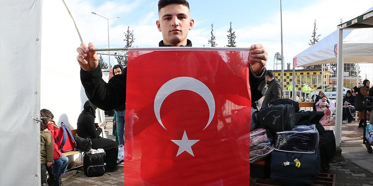 Suriyeli Abdulkadir Ülkesine Türk Bayrağıyla Döndü