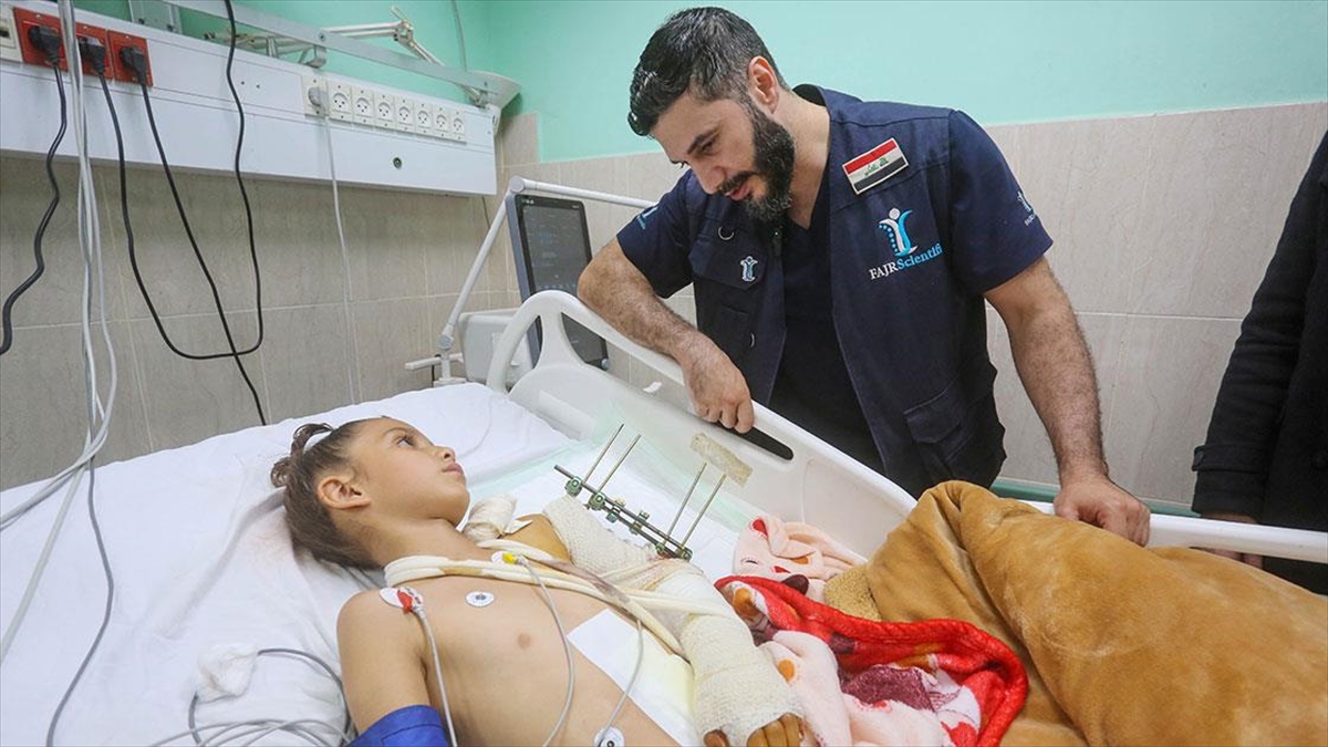 Iraklı Doktor, Gazzeli Küçük Kızın İsrail Saldırısında 3 Gün Önce Kopan Kolunu Yerine Dikti