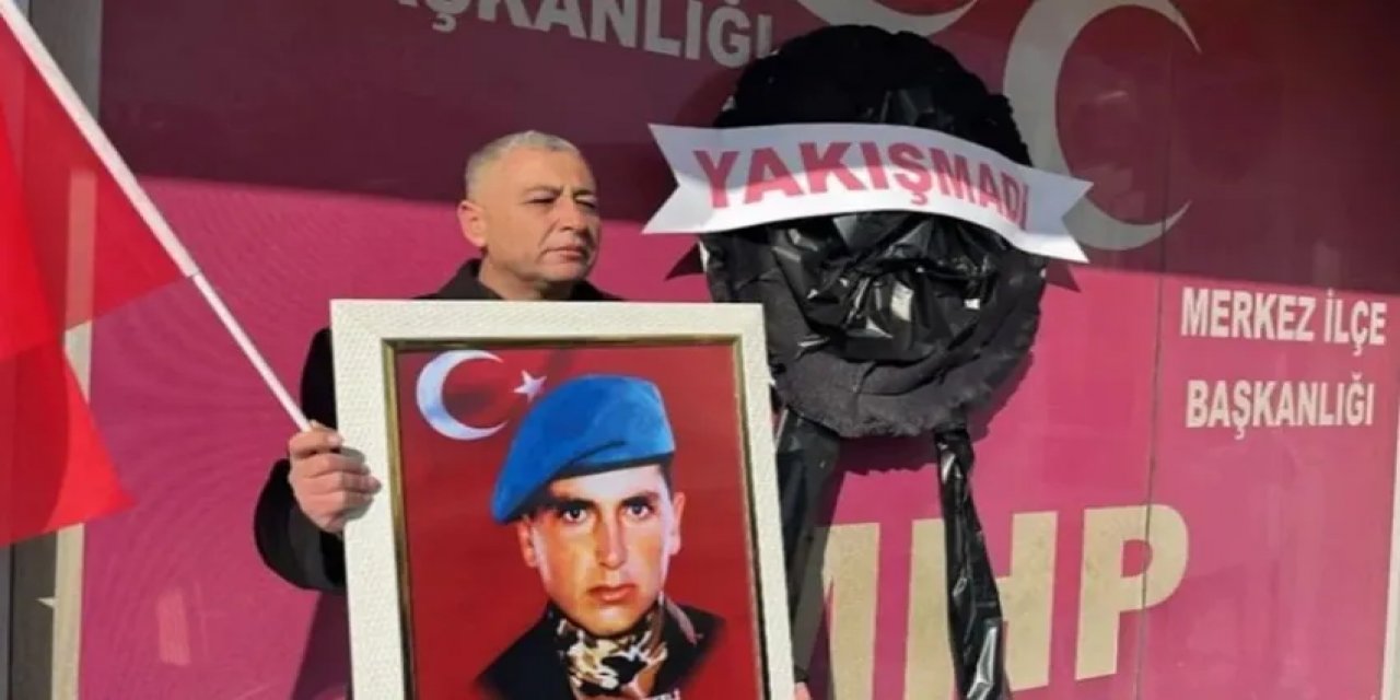 MHP'ye Şehit Ailelerinden Sessiz Protesto! "Yakışmadı" Yazılı Siyah Çelenk Bıraktı