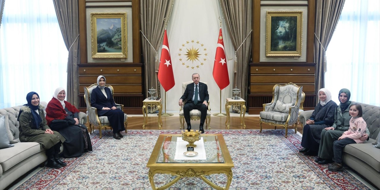 Cumhurbaşkanı Erdoğan, Camilerin Temizliğini Yapan Sultan Bayat ve Ailesini Kabul Etti