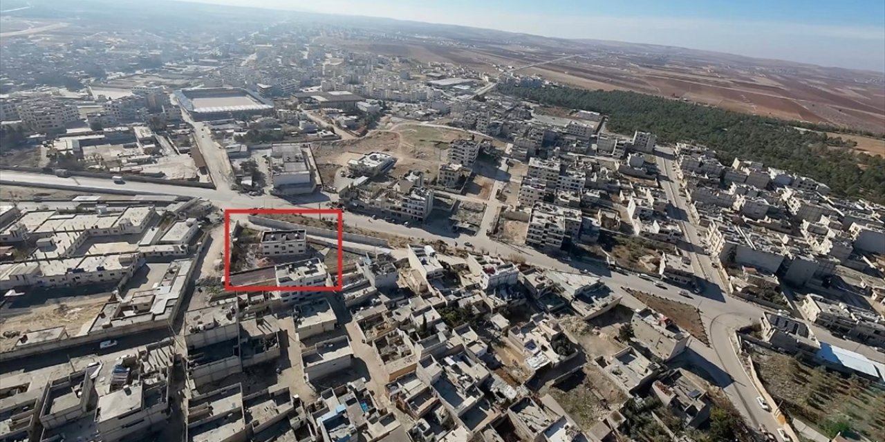 AA Teknoloji'nin Ürettiği Haberci Dronu Tepe, Aynularab'a Getirilen T Duvarlarının Yerleştirildiği Yapıyı Görüntüledi