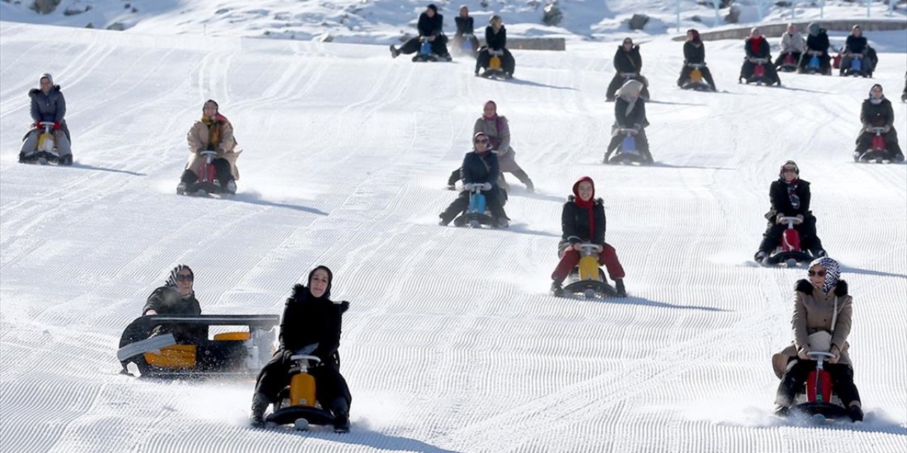 Yamacında Yaşadıkları Erciyes'e İlk Kez Çıkan Kadınlar Çocuklar Gibi Eğlendi