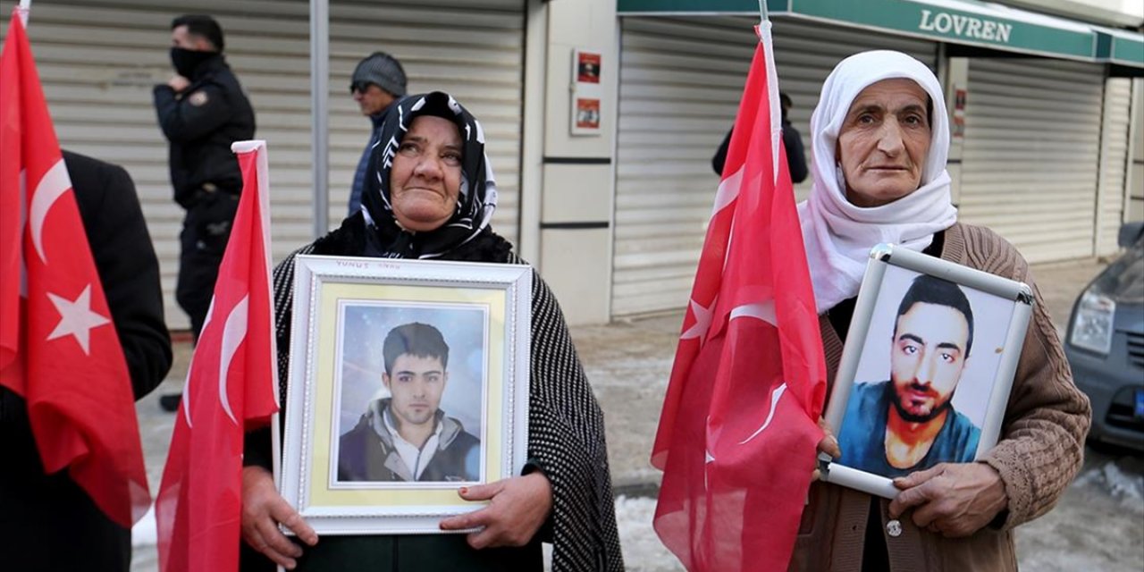 Vanlı Aileler Dem Parti Binası Önündeki "Evlat Nöbeti"ni Sürdürdü