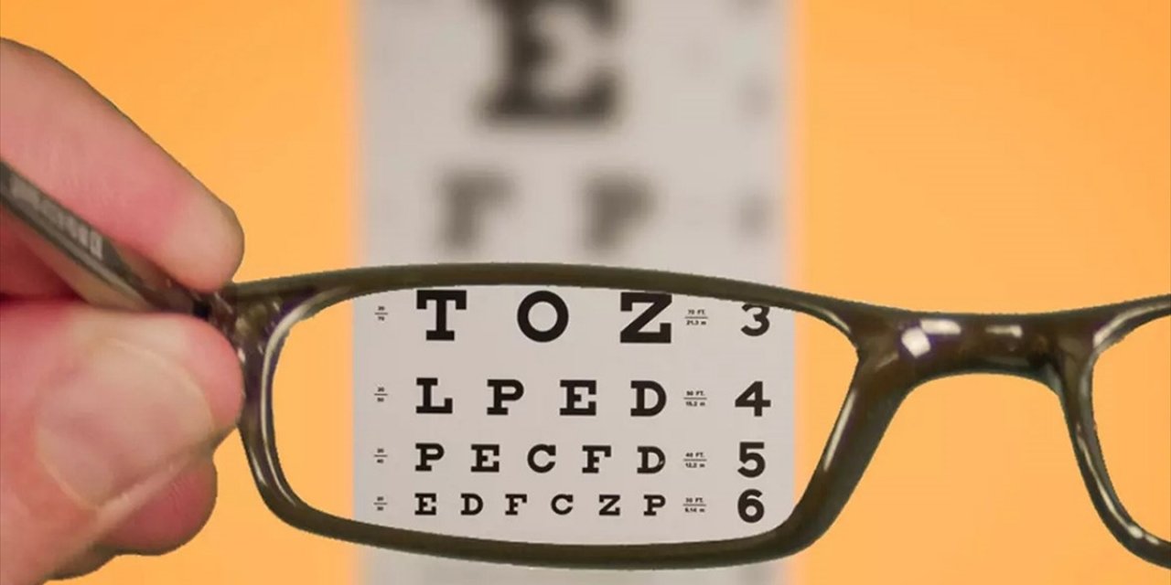 "Karanlıkta Ekrana Bakmak Miyop Olma Riskini Arttırıyor" Uyarısı