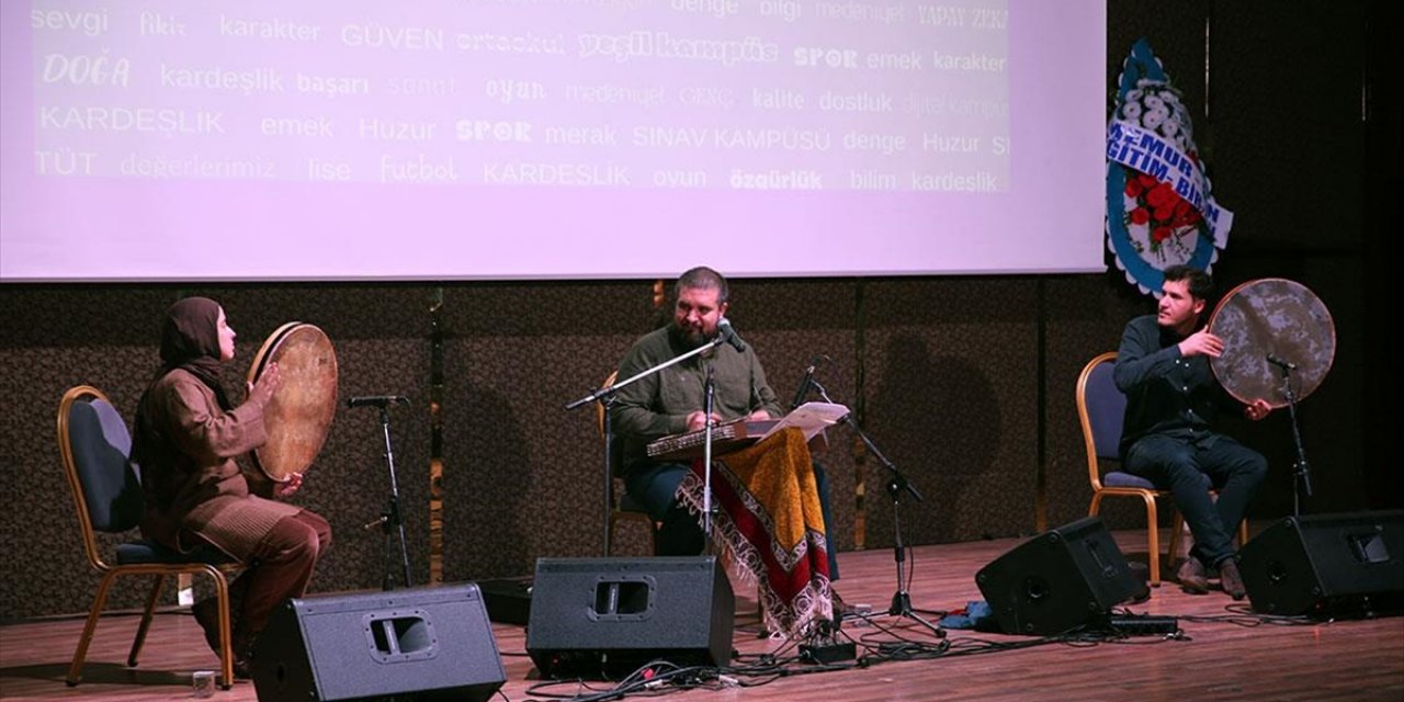 Eşi ve Kardeşiyle Aynı Sahnede Santur Konserleri Veriyor