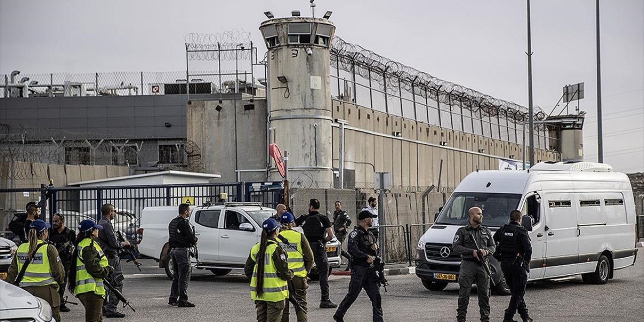 İsrail Hapishanelerinde 10 Bin 400 Filistinli Tutuklu Var