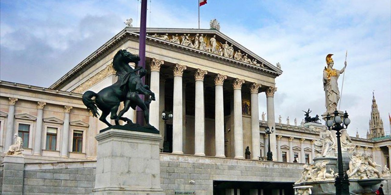 Avusturya'da 3 Partinin, Kız Çocuklarına Başörtüsü Yasağı Getirmeyi Planlandığı Ortaya Çıktı