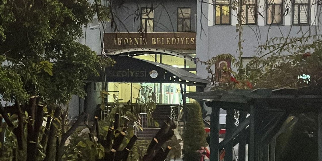 Mersin'de Akdeniz Belediye Başkanı Sarıyıldız İle 5 Belediye Meclis Üyesi Gözaltına Alındı