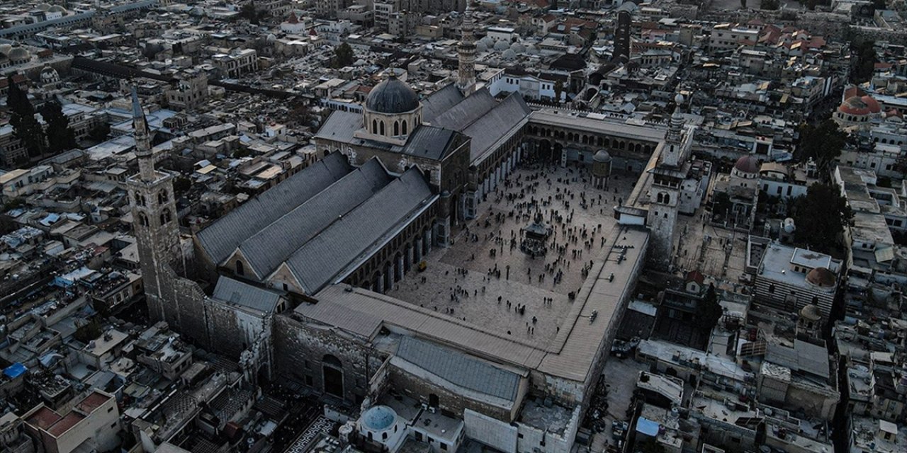 Şam'daki Emevi Camisi'nin Halısı Yün ve Bordo Renk Olacak