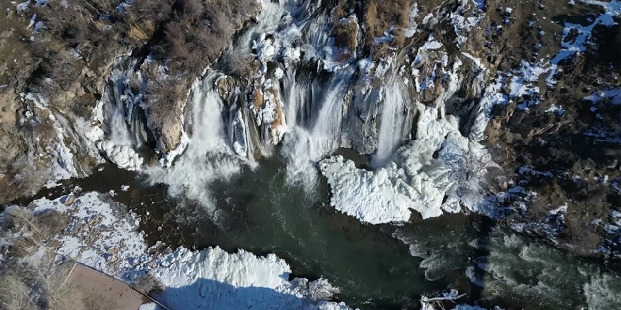 Van'daki Muradiye Şelalesi Kısmen Dondu