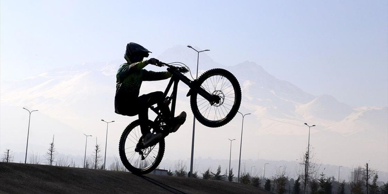 Bisiklet Almak İçin Kaynakçı Oldu, Downhill Yarışlarında Pistlerin Tozunu Atıyor