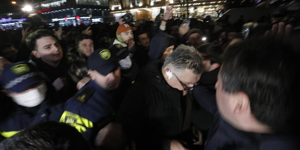 Gürcistan'da AB Yanlısı Göstericiler, Hakimlere Yumurta Attı