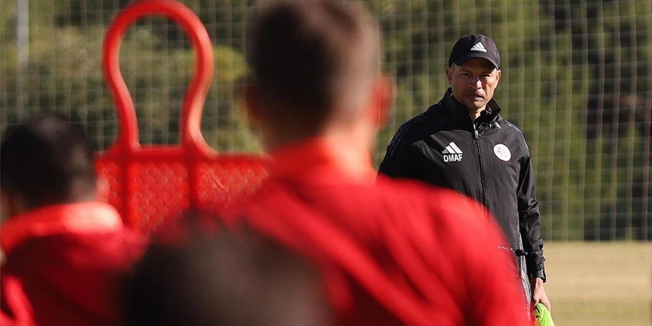 Antalyaspor, Teknik Direktör Alex İle Yollarını Ayırdı