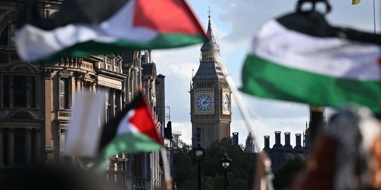 İngiltere'de Bir Grup Yahudi, Filistin Yürüyüşünün BBC Önünde Başlaması Yasağına Tepki Gösterdi