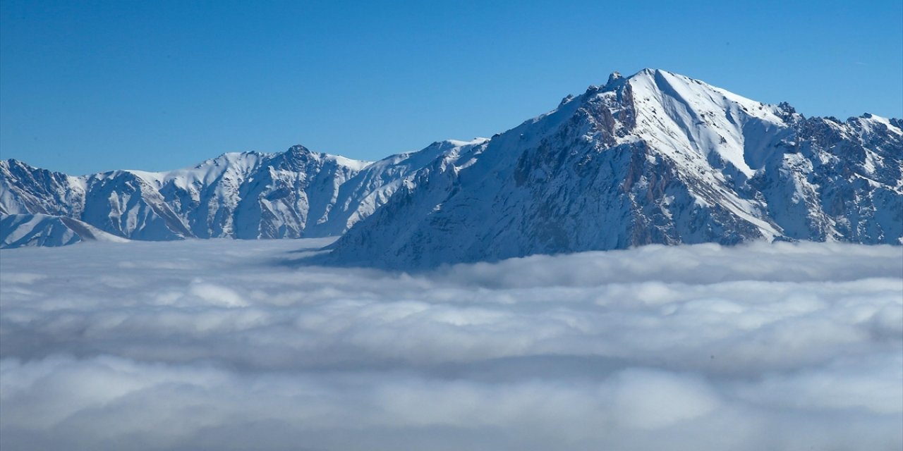 Hakkari'de Oluşan Sis Bulutu Havadan Görüntülendi