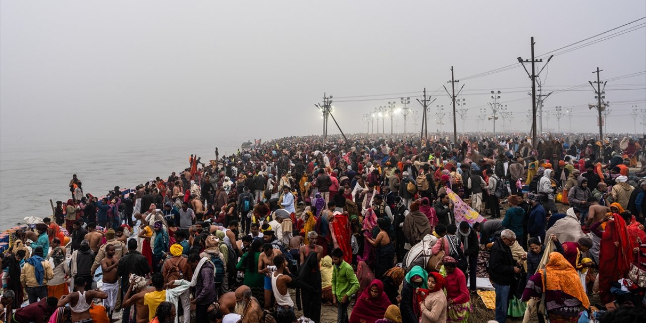 Hindistan'da 12 Yıl Arayla Düzenlenen Dünyanın En Büyük Dini Festivali "Maha Kumbh Mela" Başladı