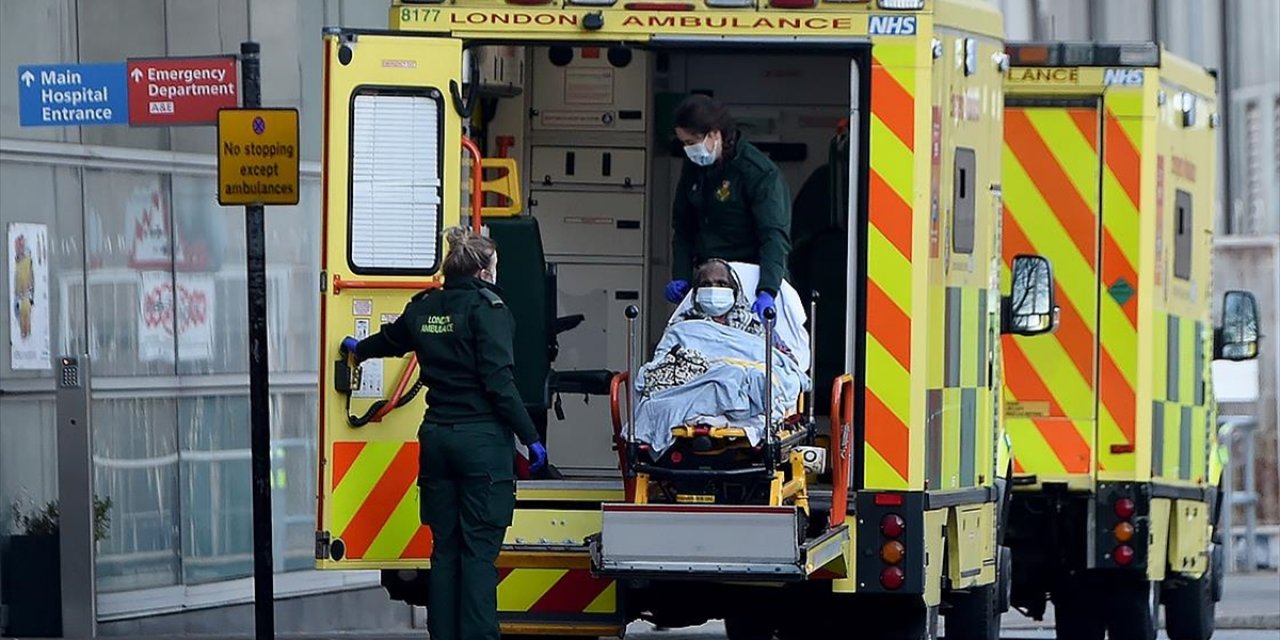 İngiltere'de Hastaneye Yatışı İçin Uzun Saatler Sedyede Bekleyen Hastaların Sayısı Artıyor