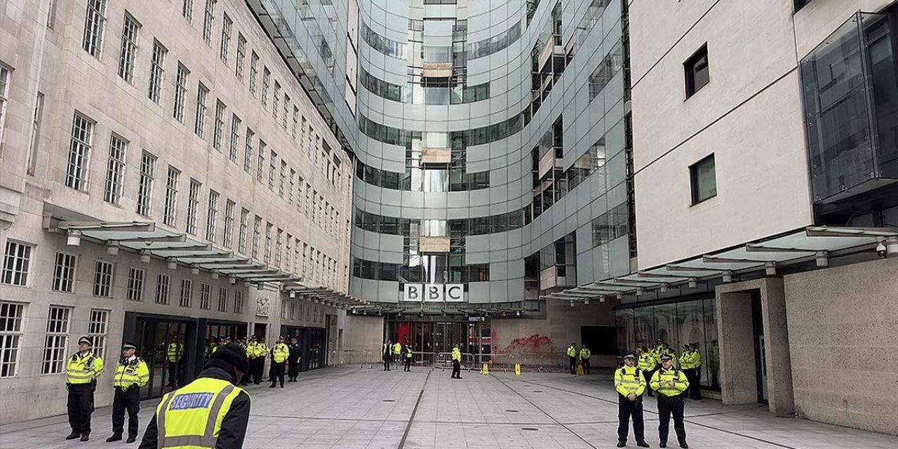İngiltere'de Filistin Destekçileri, Polisin Yasağına Rağmen BBC Önünde Protesto Düzenlemekte Kararlı
