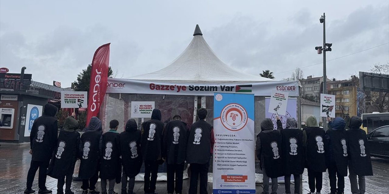 Öğrenciler, Gazze'ye Yönelik Duygularını 15 Metrelik Tuvale Yansıttı