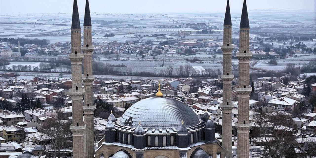 Edirne'de Beyaz Örtünün Kapladığı Tarihi Yapılar Fotoğraflara Fon Oluyor