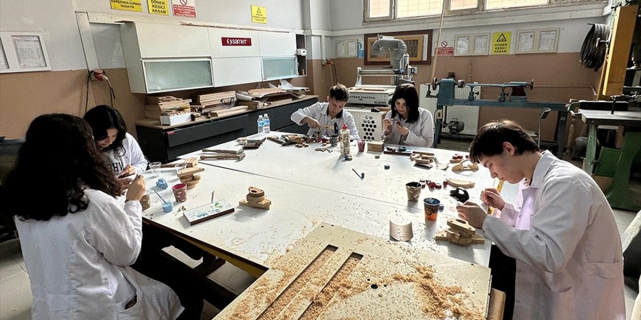 Meslek Liseliler Ahşap Atıklardan Ürettikleri Oyuncaklarla Anaokulu Çocuklarını Sevindiriyor