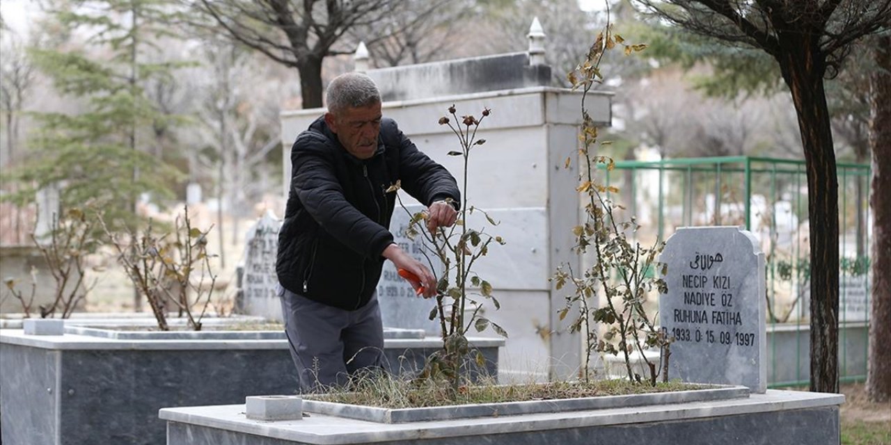 Aynı İsmi Taşıdığı Mezarlığın Bakımını 20 Yıldır Gönüllü Olarak Yapıyor