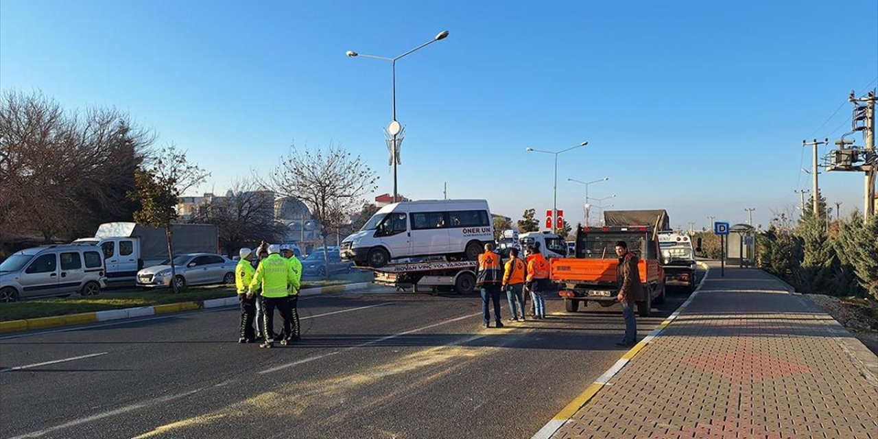 Mardin'de İşçi Servisi ve Kamyonun Çarpıştığı Kazada 11 Kişi Yaralandı