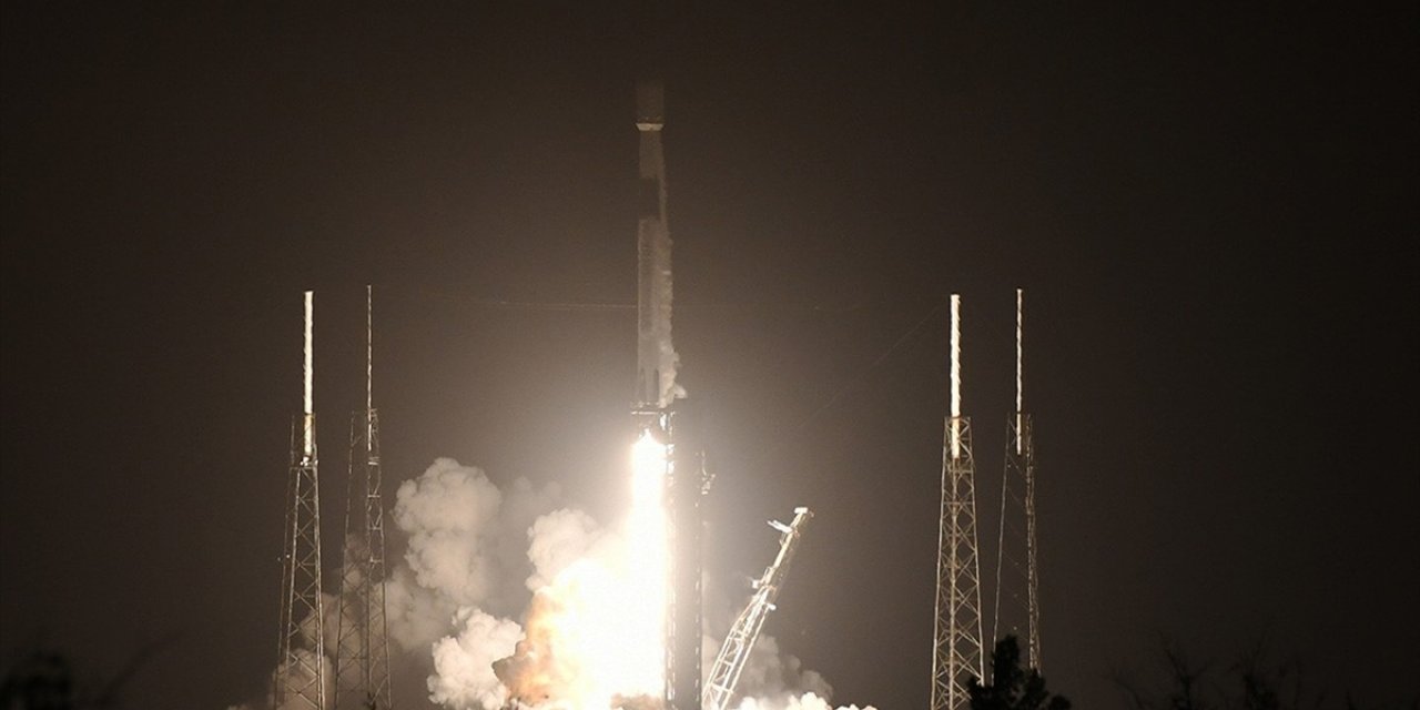 Spacex, ABD'li Ve Japon Şirketlere Ait İki Aracı Ay'a İniş İçin Uzaya Fırlattı