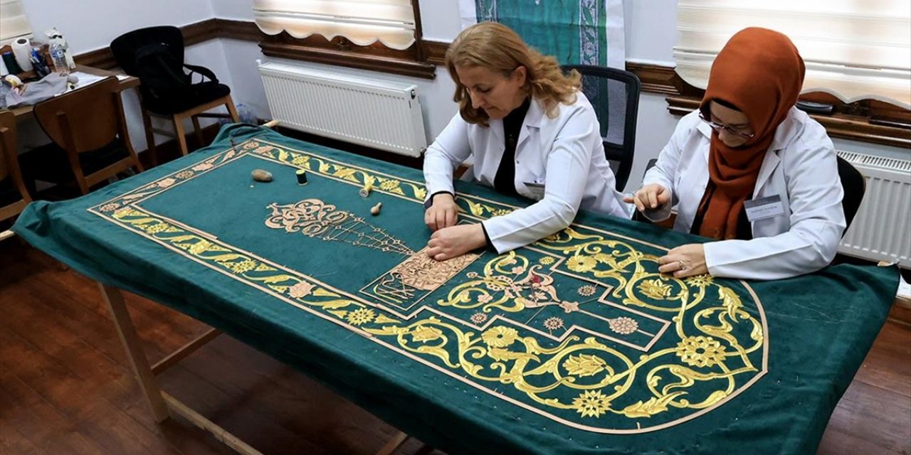 Kadife Üzerine Sim Sırma İşlenen Selimiye'nin Minber Örtüsü Restorasyon Bitiminde Takılacak
