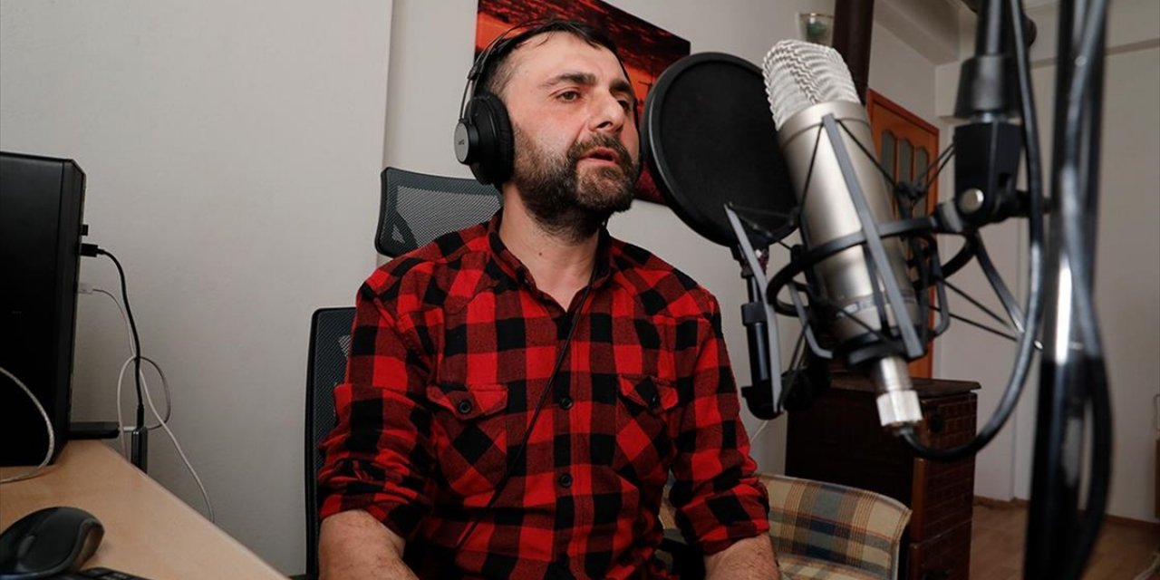 Evine Kurduğu Stüdyoda Filistin İçin Şarkı Sözü Yazıp Seslendirdi