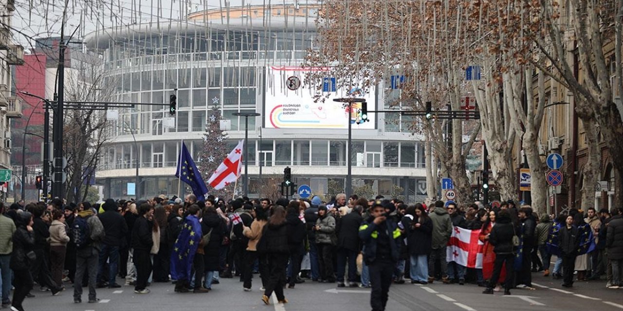 Gürcistan'da AB Yanlısı Gösteriler Kapsamında Özel Sektör Çalışanlarından Grev