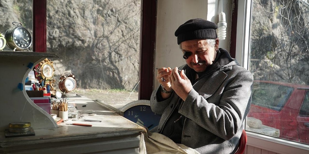 Emekli Matematik Öğretmeni Babasından Devraldığı Saatçiliği 25 Yıldır Sürdürüyor