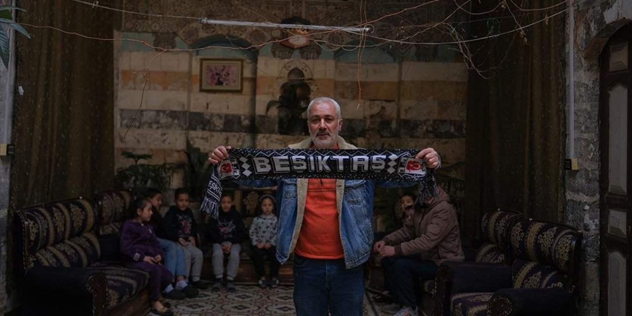 Şam'da Yıllardır Sakladığı Ay Yıldızlı Beşiktaş Atkısını Rejimin Devrilmesiyle Takmaya Başladı